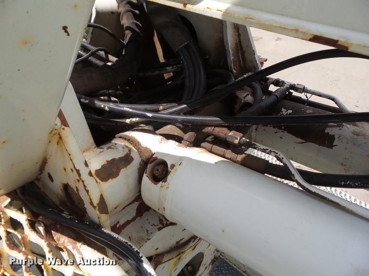 image for item L5573 2005 International DuraStar 4300 service truck with crane