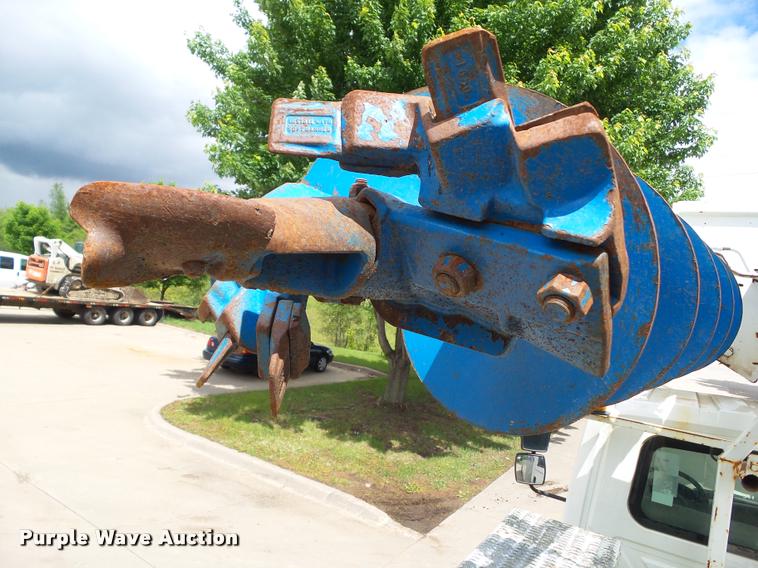 image for item L5573 2005 International DuraStar 4300 service truck with crane