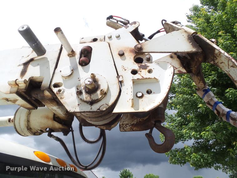 image for item L5573 2005 International DuraStar 4300 service truck with crane