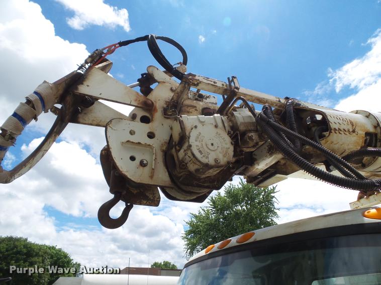 image for item L5573 2005 International DuraStar 4300 service truck with crane