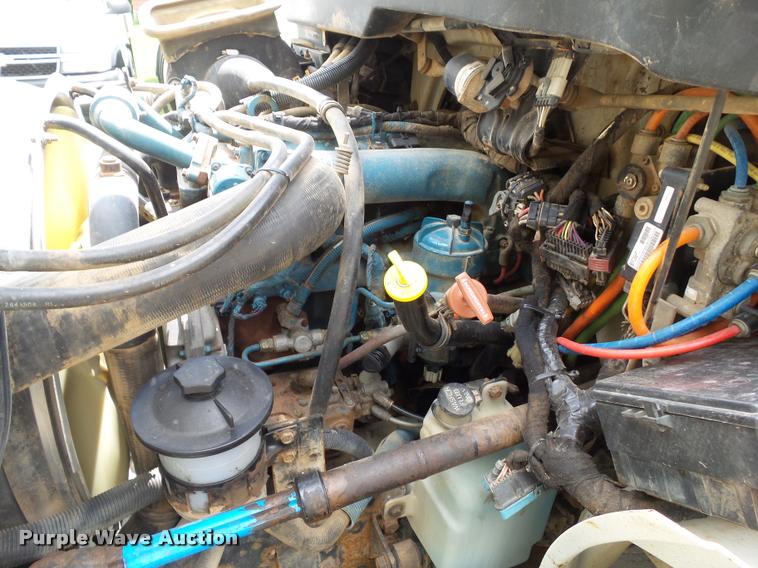 image for item L5573 2005 International DuraStar 4300 service truck with crane