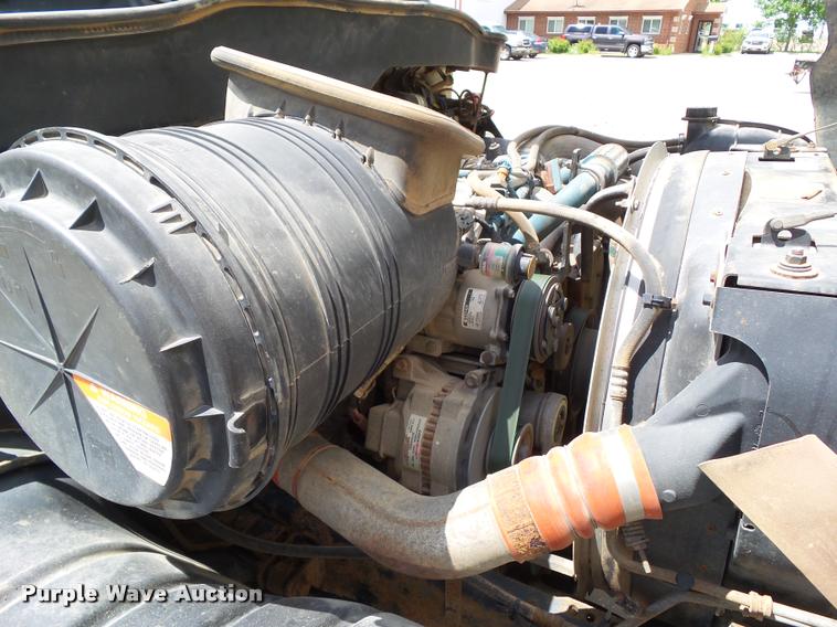 image for item L5573 2005 International DuraStar 4300 service truck with crane