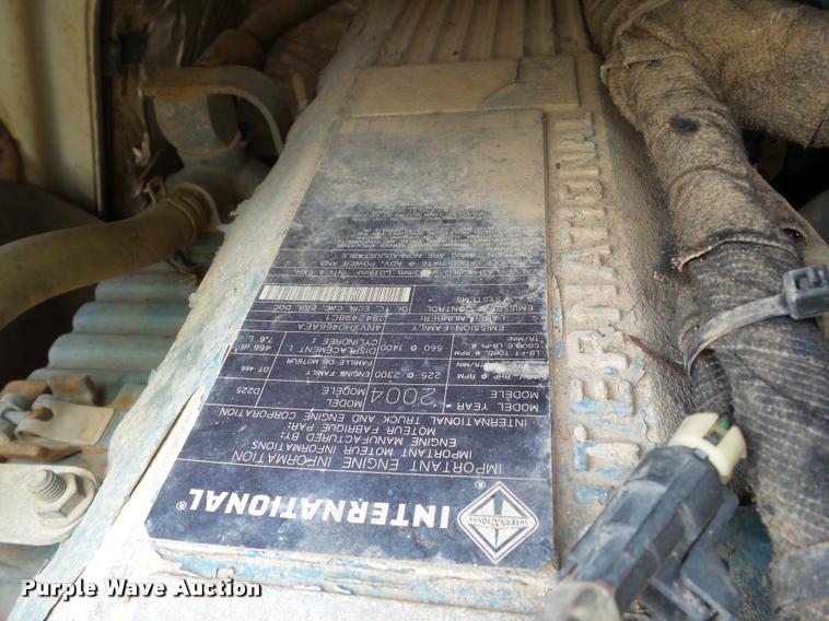 image for item L5573 2005 International DuraStar 4300 service truck with crane