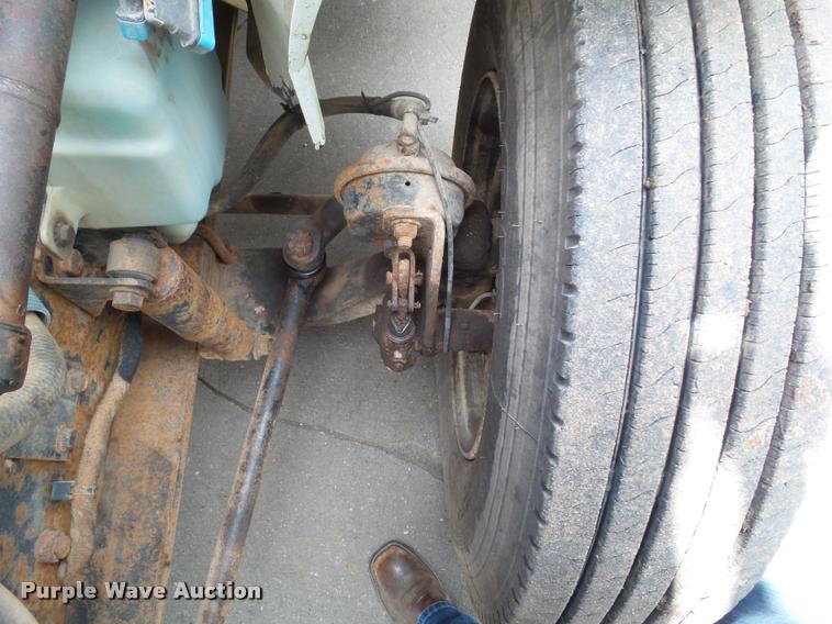 image for item L5573 2005 International DuraStar 4300 service truck with crane