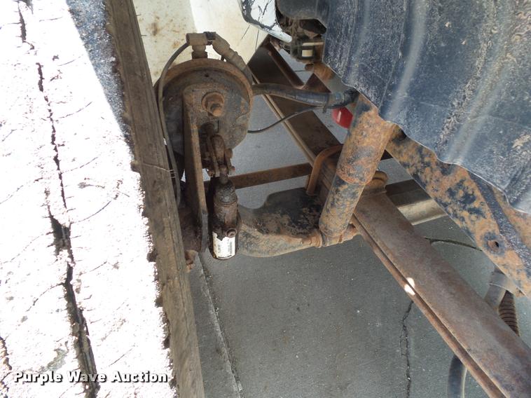 image for item L5573 2005 International DuraStar 4300 service truck with crane