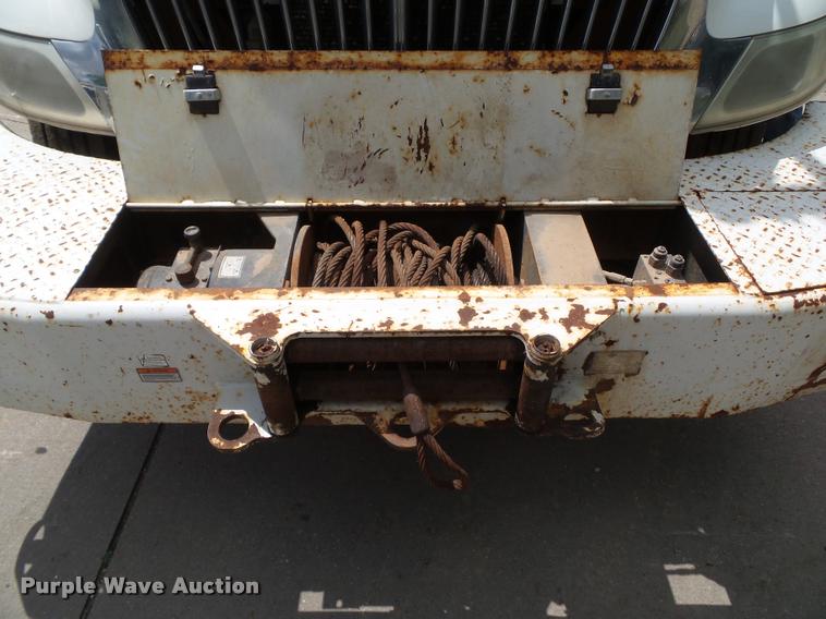 image for item L5573 2005 International DuraStar 4300 service truck with crane