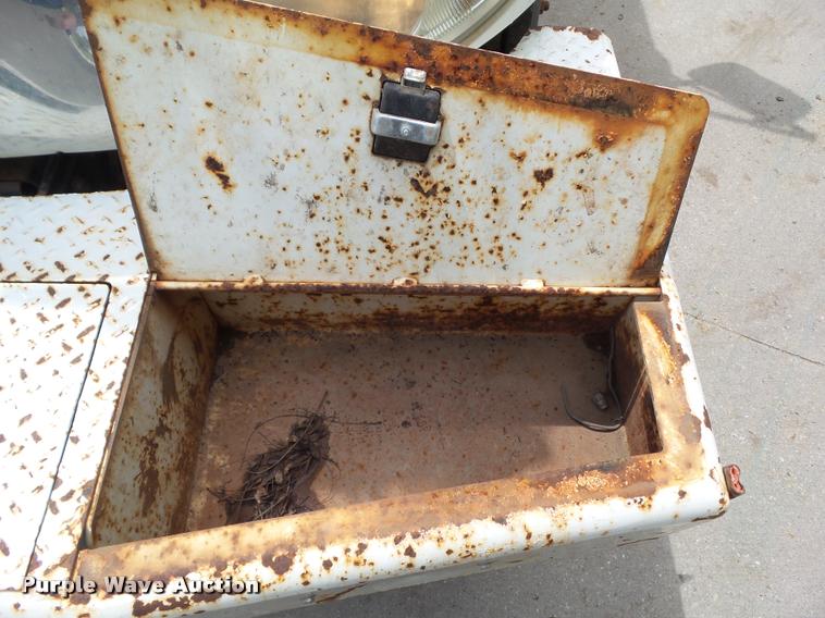 image for item L5573 2005 International DuraStar 4300 service truck with crane