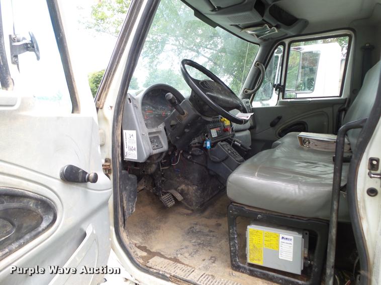 image for item L5573 2005 International DuraStar 4300 service truck with crane