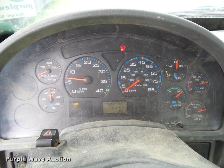 image for item L5573 2005 International DuraStar 4300 service truck with crane