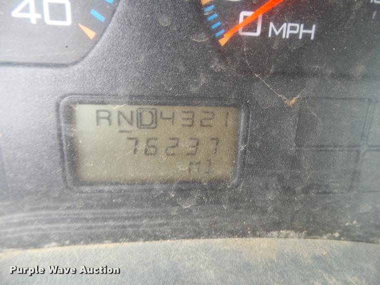 image for item L5573 2005 International DuraStar 4300 service truck with crane