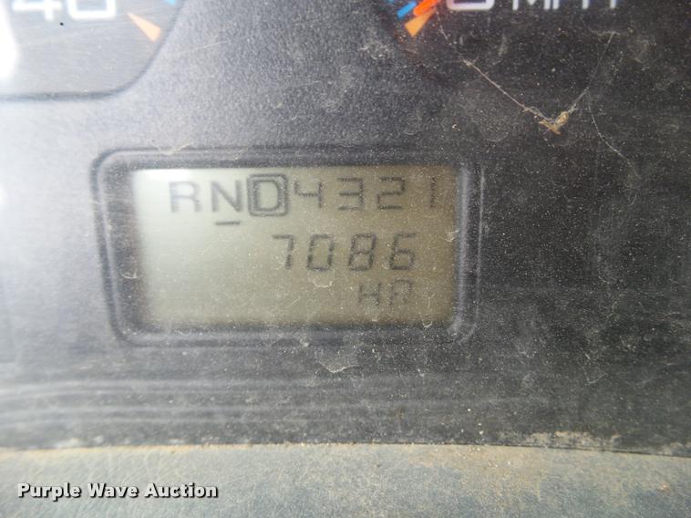 image for item L5573 2005 International DuraStar 4300 service truck with crane