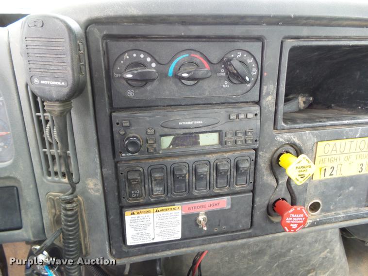 image for item L5573 2005 International DuraStar 4300 service truck with crane