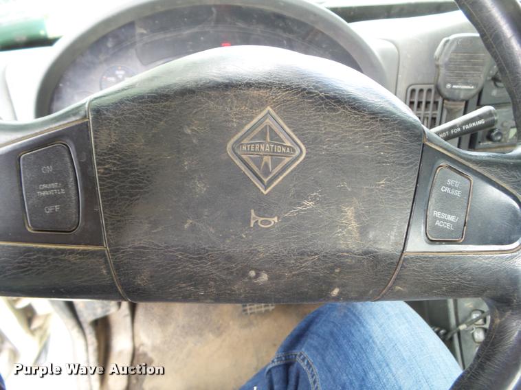 image for item L5573 2005 International DuraStar 4300 service truck with crane