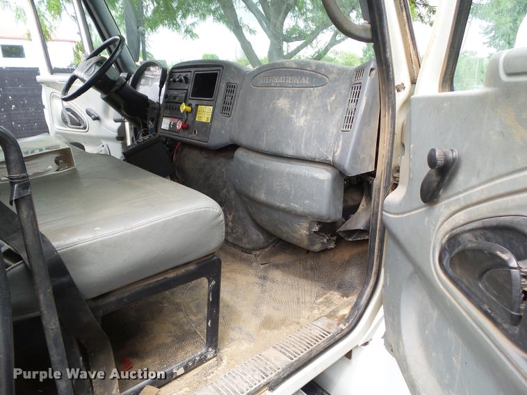 image for item L5573 2005 International DuraStar 4300 service truck with crane