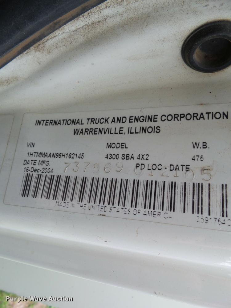 image for item L5573 2005 International DuraStar 4300 service truck with crane