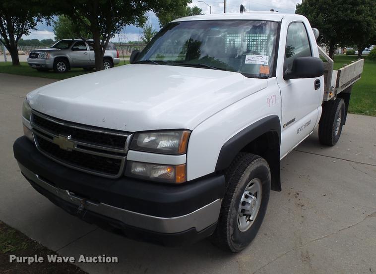 image for item L5574 2006 Chevrolet Silverado 2500HD flatbed pickup truck