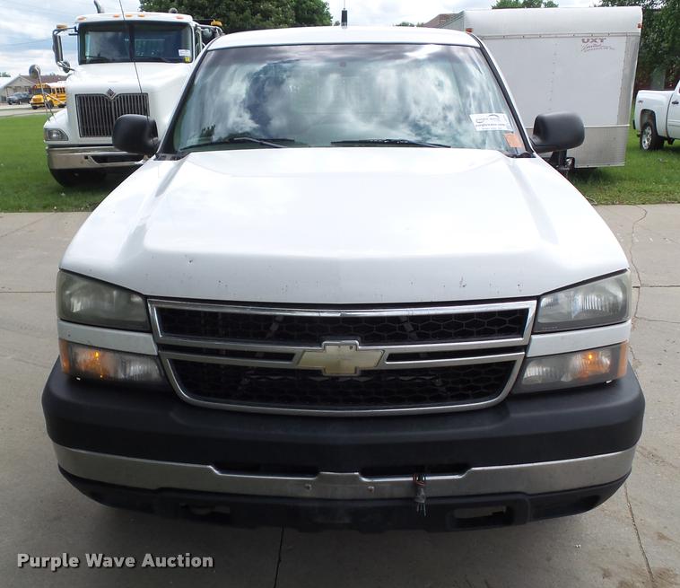 image for item L5574 2006 Chevrolet Silverado 2500HD flatbed pickup truck