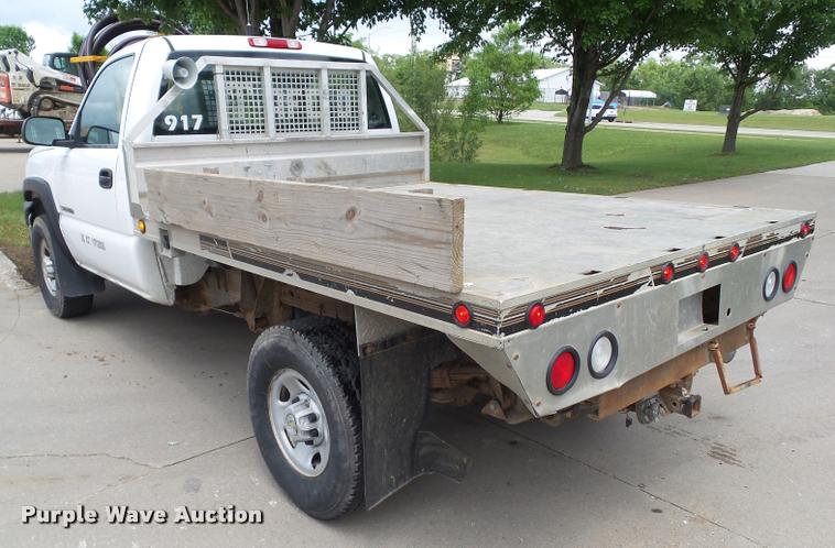 image for item L5574 2006 Chevrolet Silverado 2500HD flatbed pickup truck