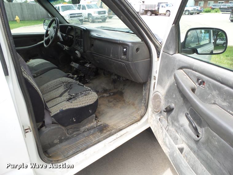 image for item L5574 2006 Chevrolet Silverado 2500HD flatbed pickup truck