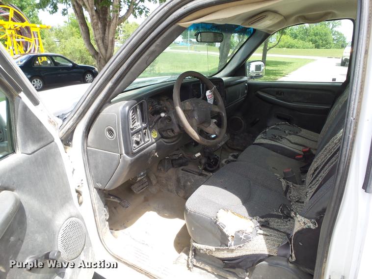 image for item L5574 2006 Chevrolet Silverado 2500HD flatbed pickup truck