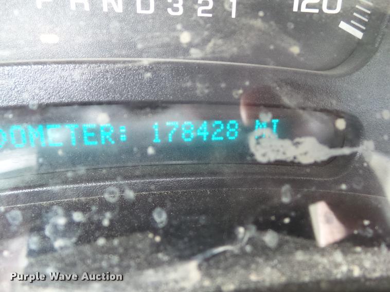 image for item L5574 2006 Chevrolet Silverado 2500HD flatbed pickup truck