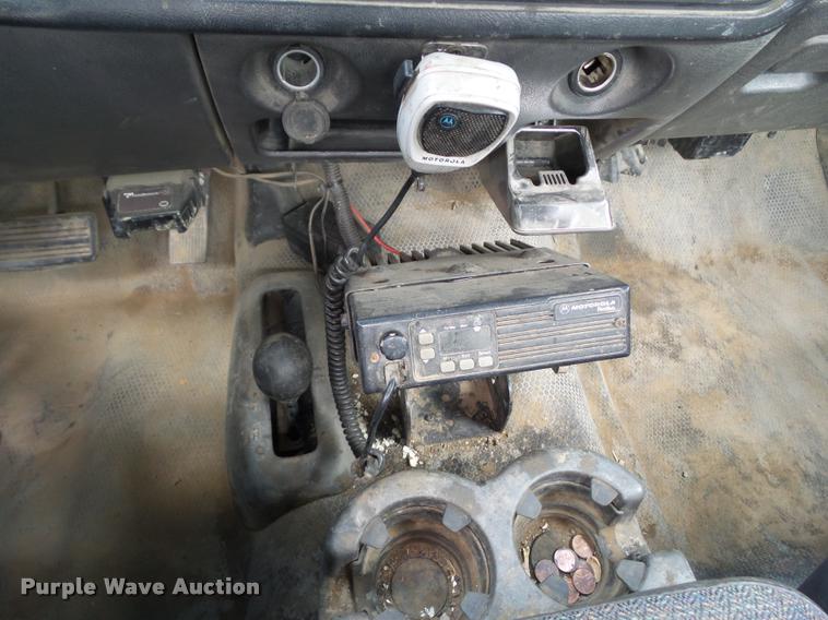 image for item L5574 2006 Chevrolet Silverado 2500HD flatbed pickup truck