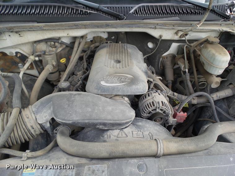 image for item L5574 2006 Chevrolet Silverado 2500HD flatbed pickup truck