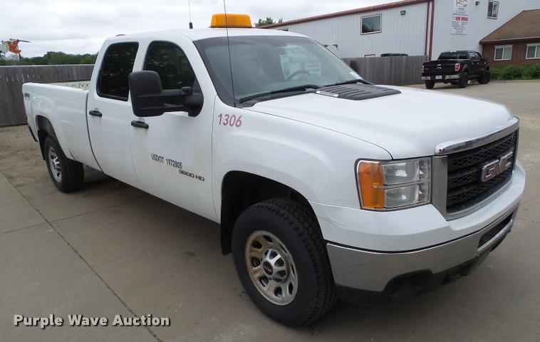 image for item L5576 2011 GMC Sierra 3500HD Crew Cab pickup truck