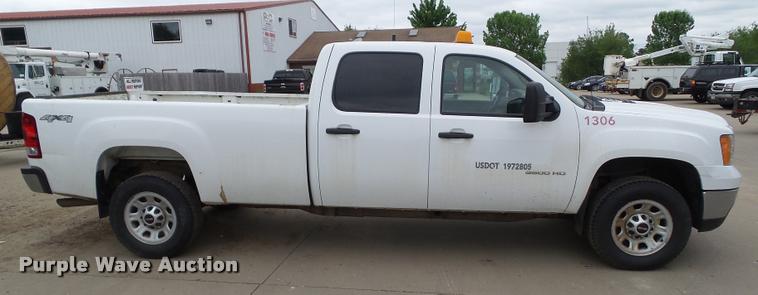 image for item L5576 2011 GMC Sierra 3500HD Crew Cab pickup truck