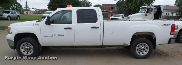 image for item L5576 2011 GMC Sierra 3500HD Crew Cab pickup truck