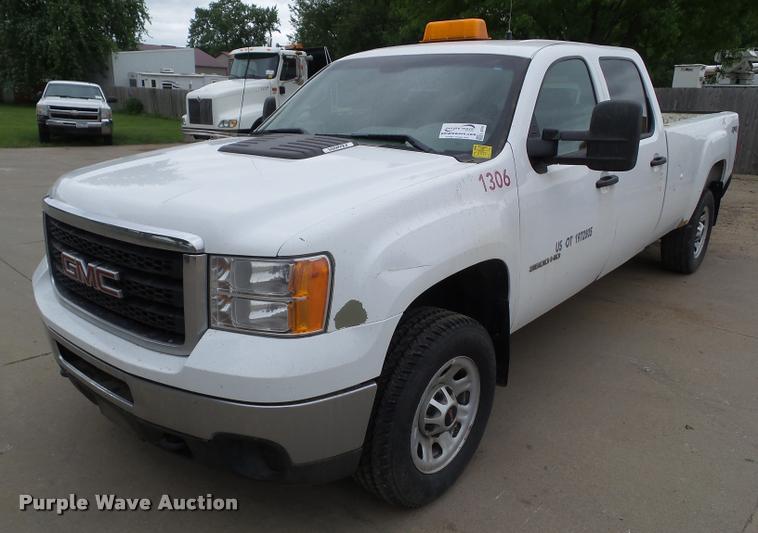 image for item L5576 2011 GMC Sierra 3500HD Crew Cab pickup truck