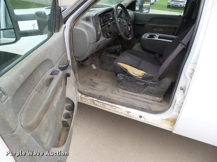 image for item L5576 2011 GMC Sierra 3500HD Crew Cab pickup truck