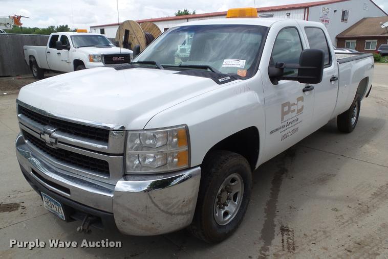 image for item L5577 2010 Chevrolet Silverado 2500HD Crew Cab pickup truck
