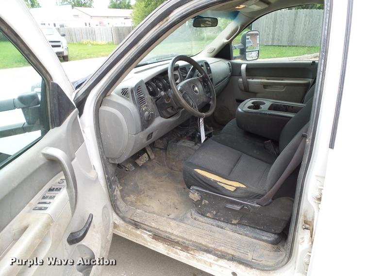 image for item L5577 2010 Chevrolet Silverado 2500HD Crew Cab pickup truck