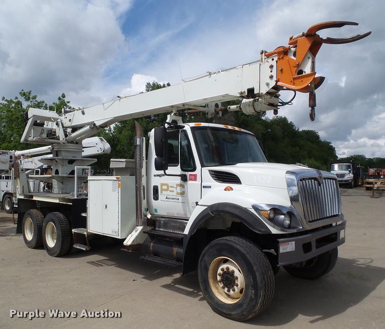 image for item L5580 2009 International 7400 digger derrick truck