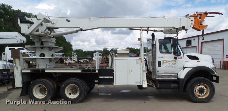 image for item L5580 2009 International 7400 digger derrick truck