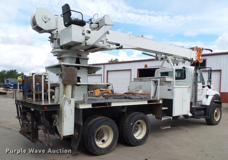 image for item L5580 2009 International 7400 digger derrick truck