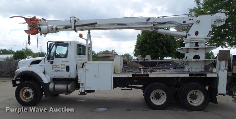 image for item L5580 2009 International 7400 digger derrick truck