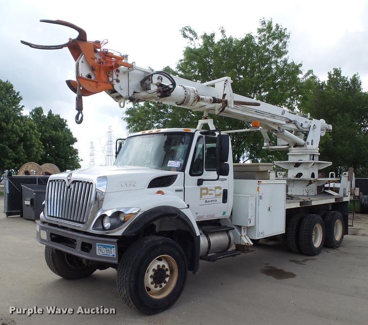 image for item L5580 2009 International 7400 digger derrick truck