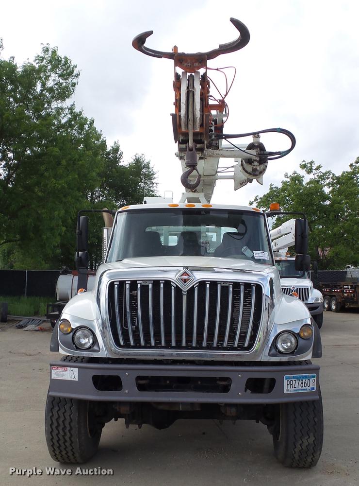 image for item L5580 2009 International 7400 digger derrick truck