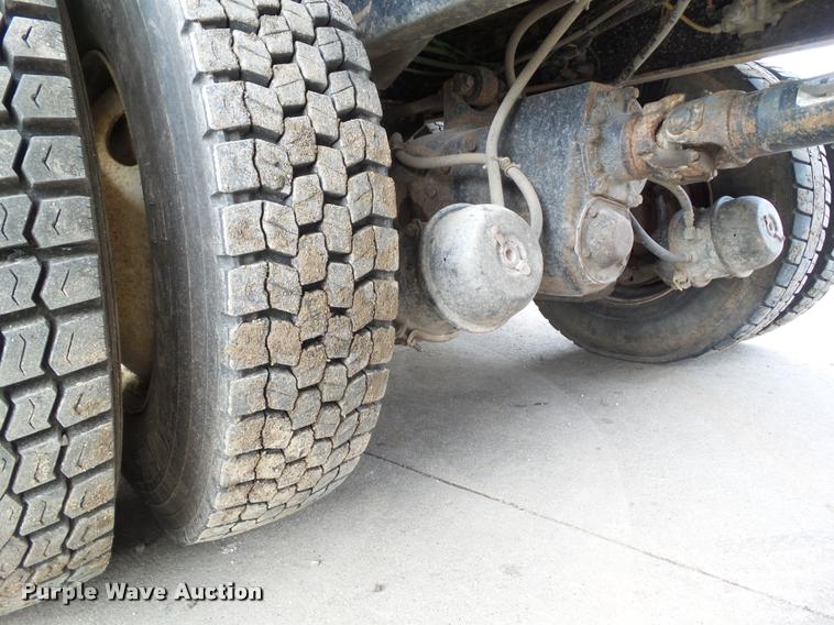 image for item L5580 2009 International 7400 digger derrick truck