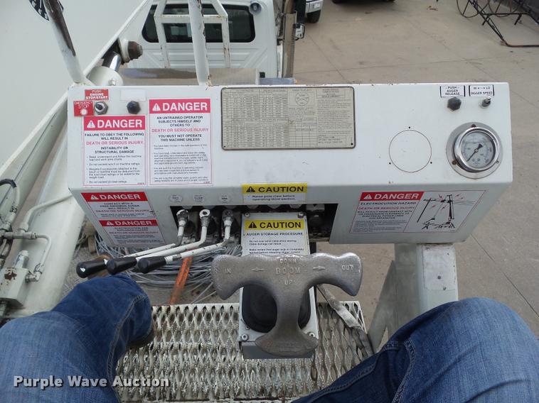 image for item L5580 2009 International 7400 digger derrick truck