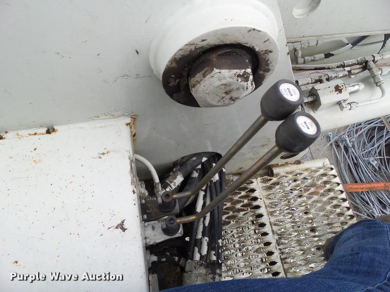 image for item L5580 2009 International 7400 digger derrick truck