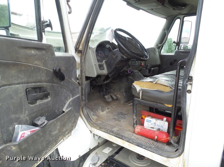 image for item L5580 2009 International 7400 digger derrick truck