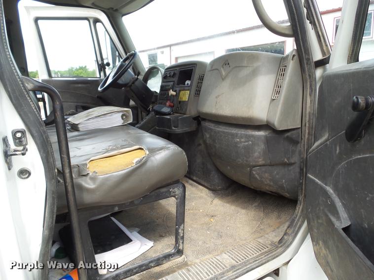 image for item L5580 2009 International 7400 digger derrick truck