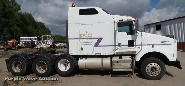 image for item L5581 2000 Kenworth T800 semi truck