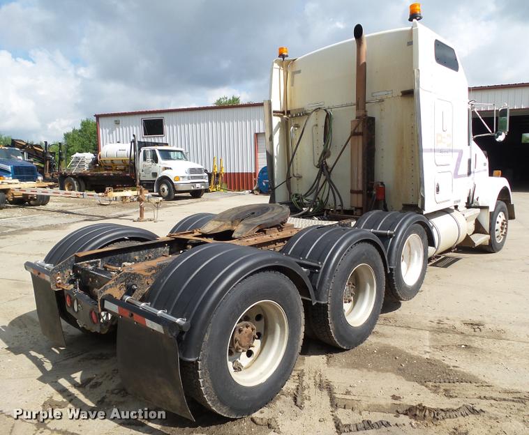 image for item L5581 2000 Kenworth T800 semi truck