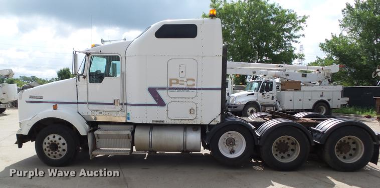 image for item L5581 2000 Kenworth T800 semi truck