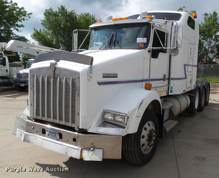image for item L5581 2000 Kenworth T800 semi truck