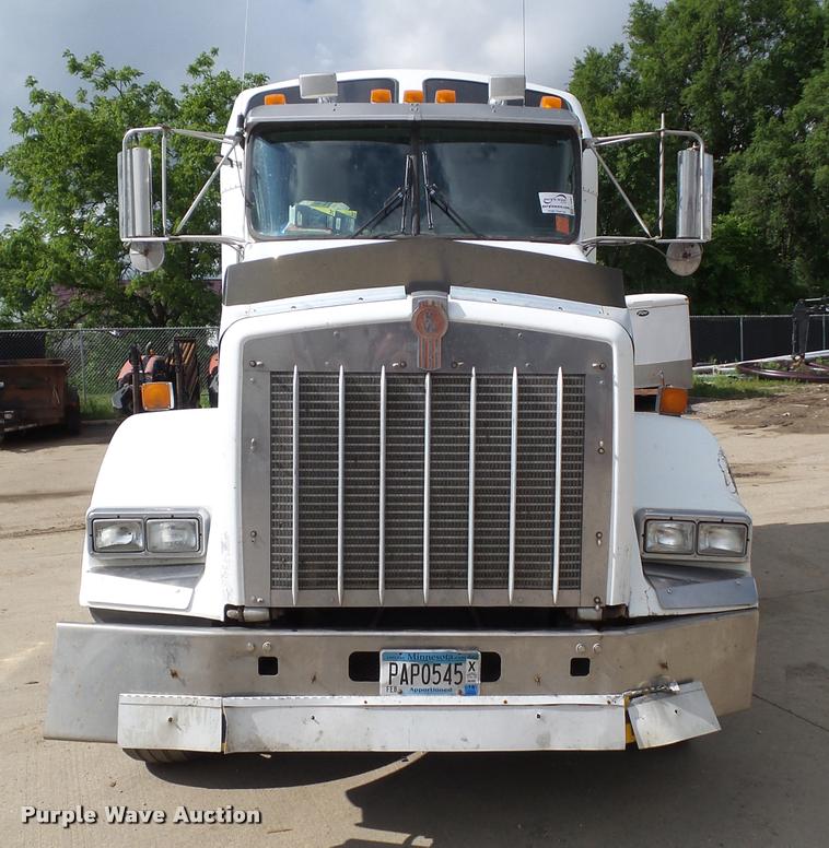 image for item L5581 2000 Kenworth T800 semi truck